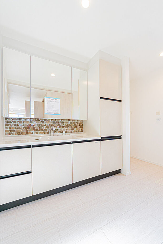 【☆☆ 広々洗面ルーム ☆☆】1日の始まりや入浴前に必ず入る空間だからこそ、清潔感や広さが重要になる。
洗面台・収納スペース・洗濯機置場、導線を意識した使いやすい空間♪