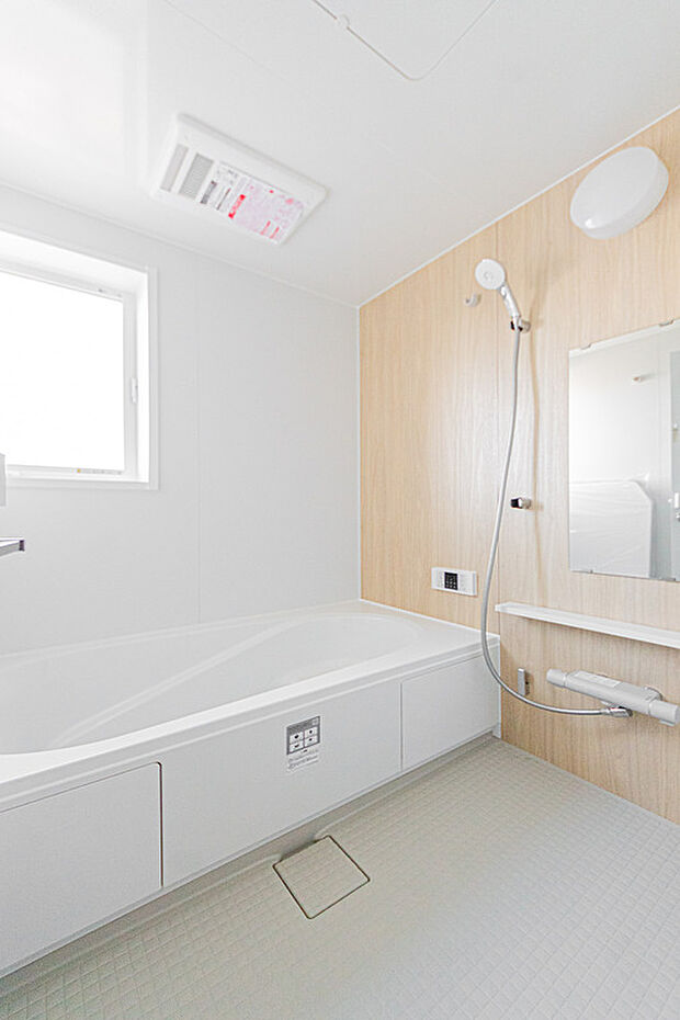 【☆☆ 疲れを癒す空間 ☆☆】広々とした雰囲気の良いバスルーム。お子様と一緒にお風呂に入る楽しみ、思い出の一ページが刻まれる大切な瞬間。