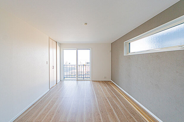 【☆☆ 大型主寝室+機能性 ☆☆】主賓室にはウォークインクローゼット。
南西角部屋による太陽の力、風通しや開放感も良いお部屋だからストレスフリーな空間に♪