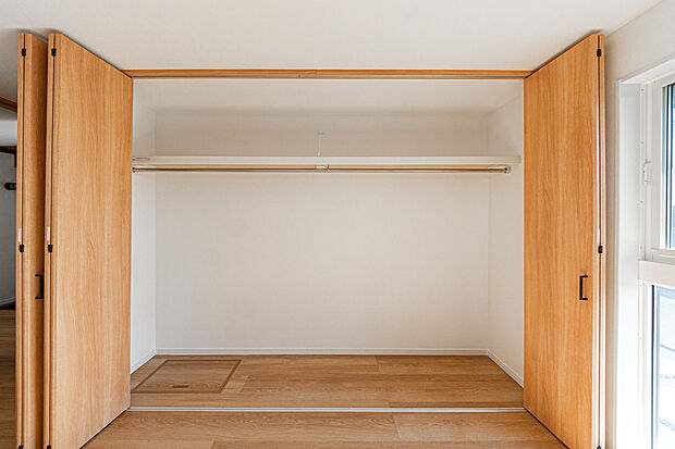 【☆☆ 天井まで伸びる収納 ☆☆】せっかくのマイホームだから洋服などスッキリ綺麗に収納したい。
壁一面にクローゼットを設置しハンガーポール・棚と整理しやすい空間になっております。