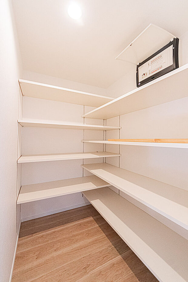 【☆☆ あると嬉しいパントリー ☆☆】奥様が毎日主役の場となるキッチンをより使いやすくストレスフリーな空間として役立つキッチン横の収納「パントリー」
食品・食器・小物入れなど活用法は多数です♪