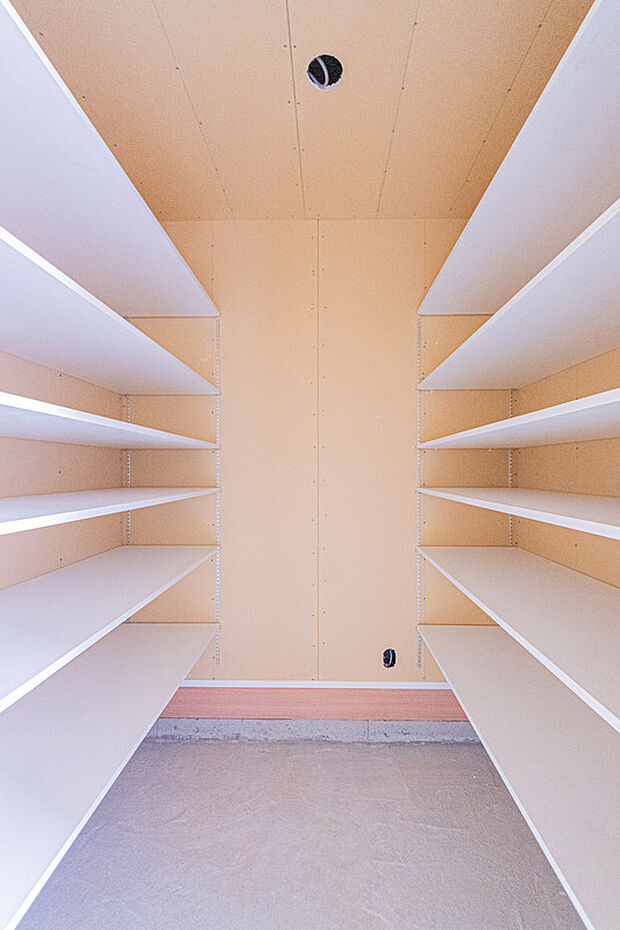 【☆☆　玄関のお供に　☆☆】ゴルフバッグ・ベビーカーなどを収納できるスペース「シューズクローク」
可動式の棚でブーツなどもすっきり収納♪
機能性だけでなく、玄関をお洒落に演出する付加価値の高いアイテム。