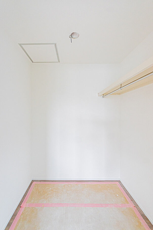 【☆☆ おしゃれだけでは、満足できない物がある ☆☆】おしゃれだけでは、ストレスフリーの家にならない。収納も満足だから、ストレスーフリーの家につながります。
奥様に人気が高く収納力のあるウォークインクローゼット付♪