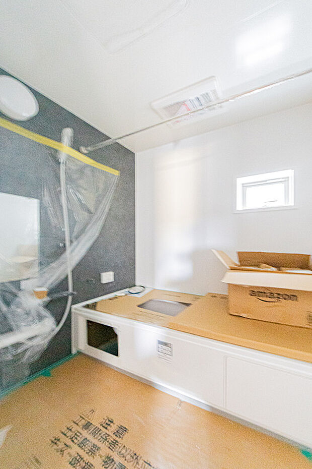 【☆☆ 疲れを癒す空間 ☆☆】広々とした雰囲気の良いバスルーム。お子様と一緒にお風呂に入る楽しみ、思い出の一ページが刻まれる大切な瞬間。