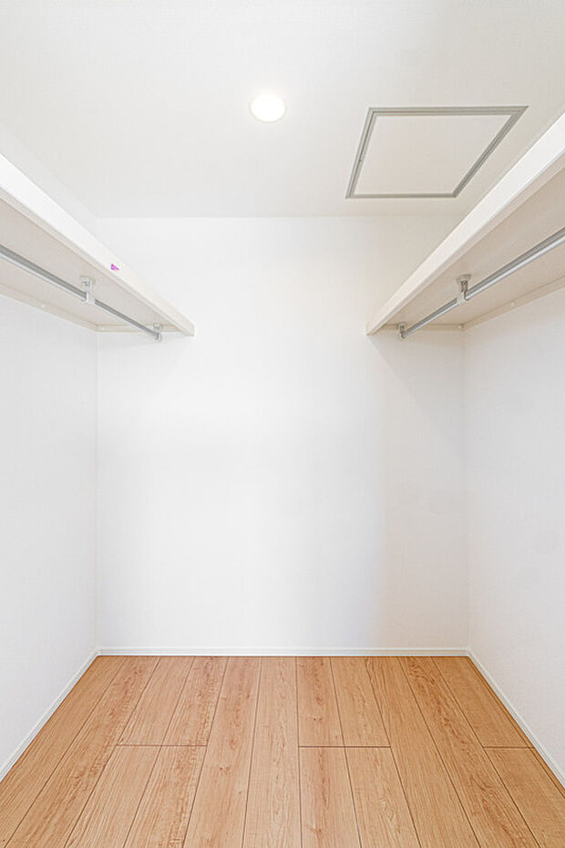 【☆☆　おしゃれだけでは、満足できない物がある　☆☆】おしゃれだけでは、ストレスフリーの家にならない。収納も満足だから、ストレスーフリーの家につながります。
奥様に人気が高く収納力のあるW.I.C付♪