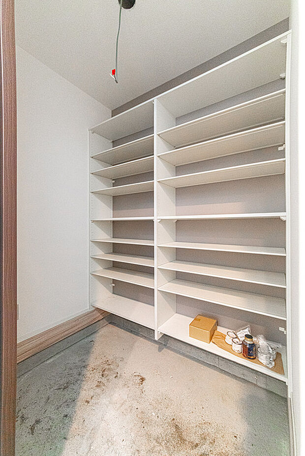 【☆☆　玄関のお供に　☆☆】通常の玄関収納以外に、ゴルフバッグ・ベビーカーなどを収納できるスペース「土間収納・シューズインクローゼット」
機能性だけでなく、玄関をお洒落に演出する付加価値の高いアイテム。