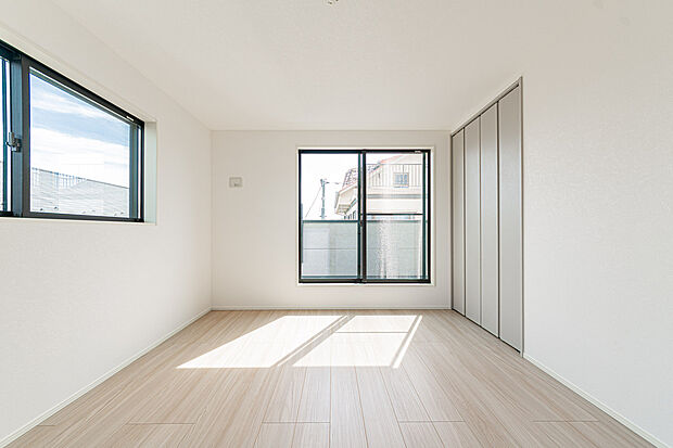 【☆☆6帖・角住居の陽当たり・開放感☆☆】一日のスタートに欠かせない陽ざし。朝の目覚めも太陽の力で元気にスッキリと。
風通しや開放感も良いお部屋だからストレスフリーな空間に。