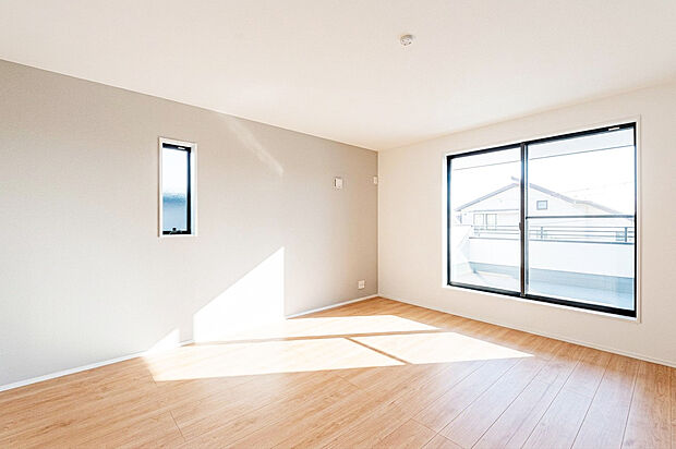【☆☆　主寝室＋機能性　☆☆】7帖主賓室には大型クローゼットにバルコニー。
東南角部屋による太陽の力、風通しや開放感も良いお部屋だからストレスフリーな空間に♪