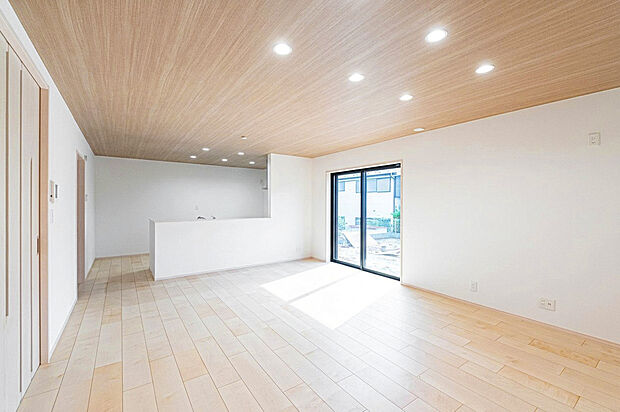 【☆☆　家族全員が空間を共有する　☆☆】カウンターキッチンの前にはダイニングテーブルを。奥の空間にはソファーを。
皆で過ごす空間が目に浮かんでくるようなやさしいリビングです。
