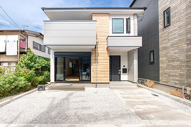 誇りを感じる美しい外観で、毎日を心地よくスタート。ゆとりのカースペース2台付きは、家族のお出かけをスムーズにし、暮らしを豊かに彩ります。解放的で陽当たりが良く、魅力ポイントです。