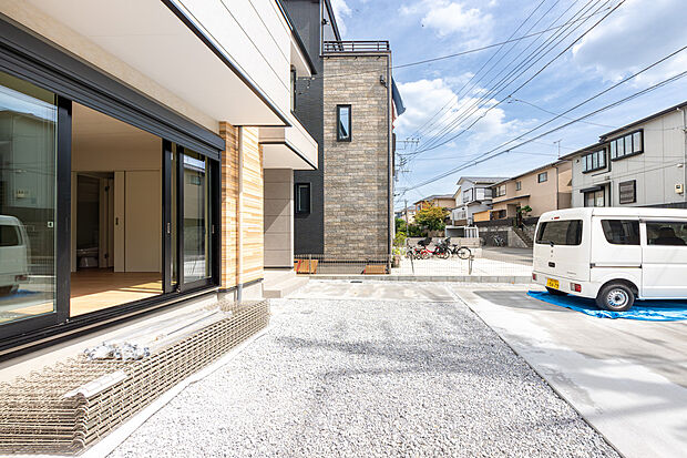 「駐車場2台可・お庭付」
ハイルーフ車も戸建だから駐車可能です。
