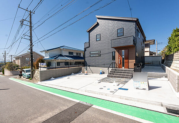 「開放感溢れる住まい」
家と家の間隔が広くプライバシーが高く、しゃべり声に気使うことなく、思い切りプライベートの時間を家族と楽しむ。カースペース3台可（車種制限有)

