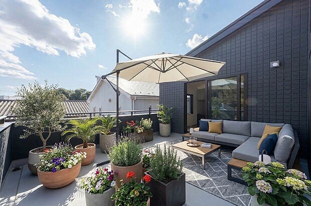 青空を独り占めする開放的なスカイバルコニー。心地よい風を感じながら、至福のティータイムを愉しめます。本画像はCGにて家具や植栽等を配置しております。実際に家具等はおかれておりません。