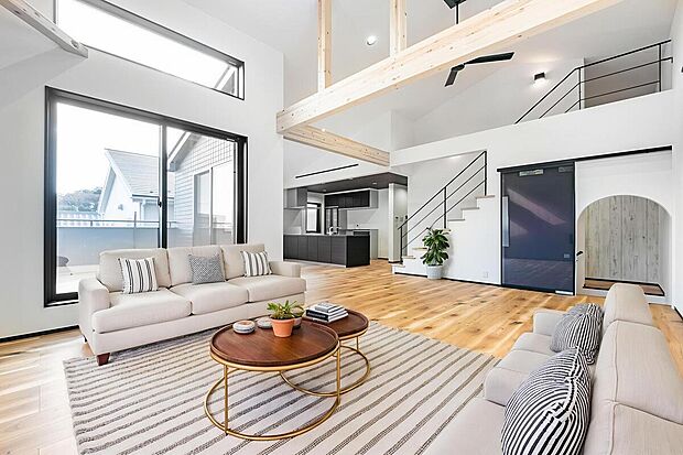 モダンで洗練されたリビング。お洒落な空間が家族の会話を自然と弾ませ、毎日の暮らしを美しくデザインします。
（本画像はCGにて家具等を配置しております。実際に家具等はおかれておりません。）