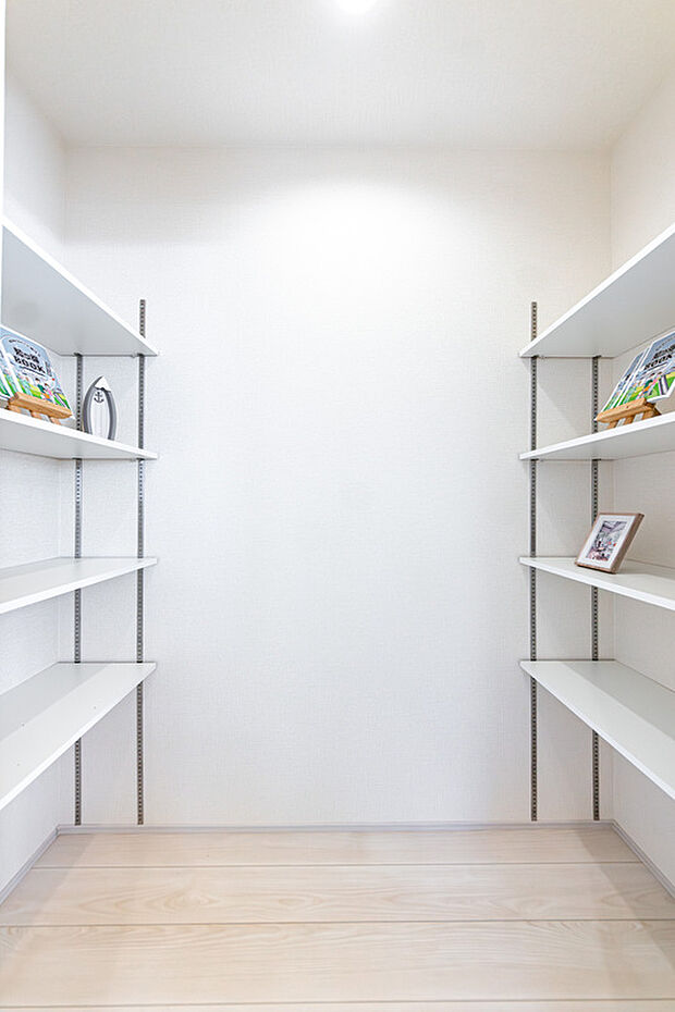 【「大容量のパントリー」】大容量のパントリー付きで、キッチン周りはいつもスッキリ。家事効率を考えた動線が、家族と過ごすゆとりの時間を生み出してくれます。