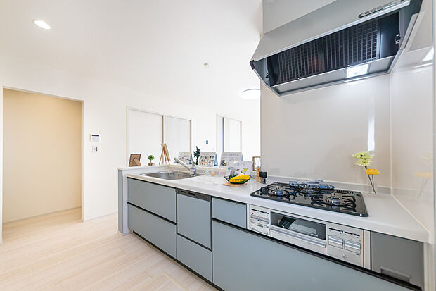 【「システムキッチン」】「広々ワイドサイズなシステムキッチン」
せっかくのお料理空間。毎日の事だから広々システムキッチン。