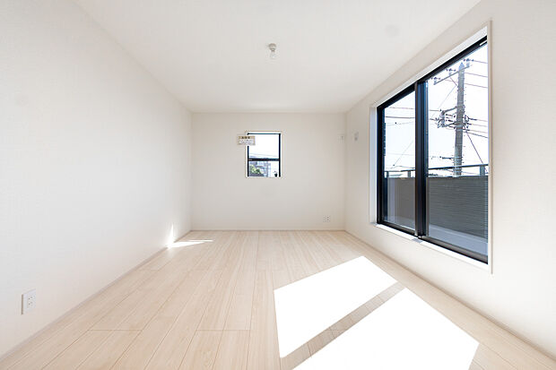 【「主寝室」】明るく広々主寝室。ダブルベッドも楽々配置可能です。







