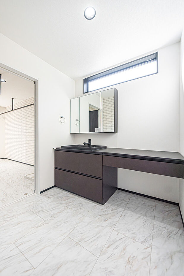 【「快適なサニタリー空間」】白を基調とした清潔感あふれる空間。たっぷりの引出し収納が、散らかりがちな洗面小物をスッキリ片付け、毎朝を清々しく変えてくれます。