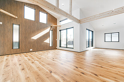 「陽射し溢れるリビング空間」