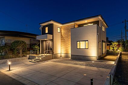 「光と緑に包まれる、開放感あふれるデザイン住宅」