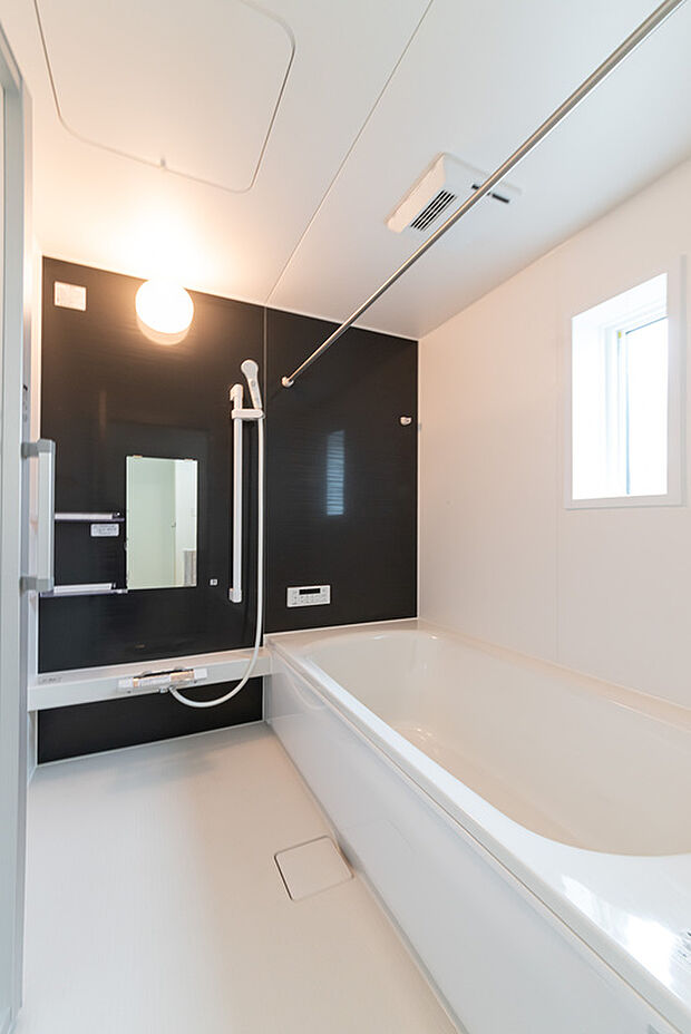 【浴室】一日の疲れを癒す、シックなモノトーンの浴室。清潔感あふれる快適バスタイム。