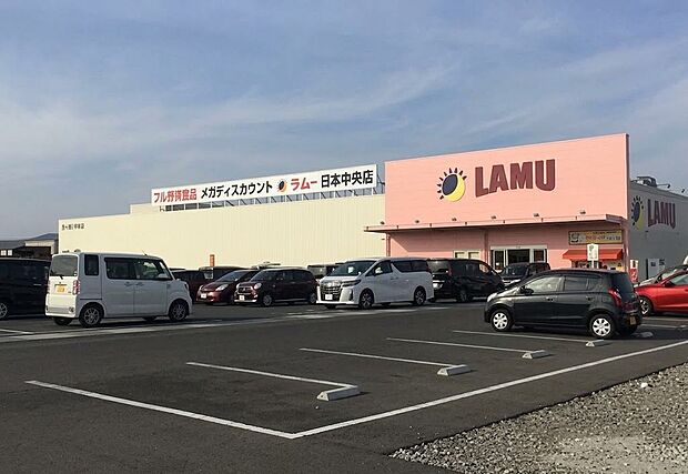 ラ・ムー 高松中央店　約 1,060～1,080m（徒歩 14分）。日常使いにちょうど良いロケーションです。24時間営業のため、お仕事帰りの遅い時間や急なお買い物にも安心。