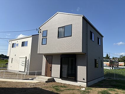 シックなグレー基調の外観