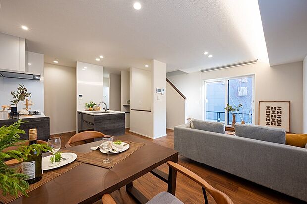 【リビング】■4号地リビング　4号地のLDKは約16.8帖。ダウンライトを採用することで、天井が高く見え、空間全体が広く感じられ、洗練された空間を演出しています。