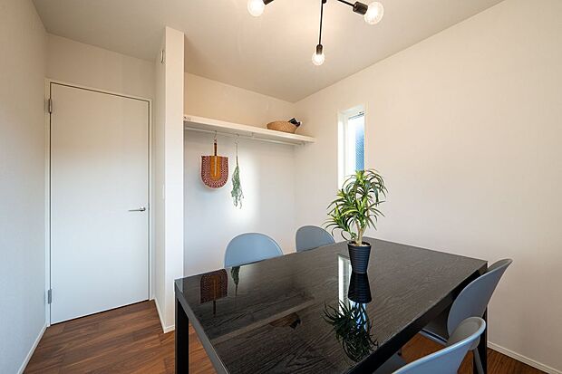 【洋室】■4号地洋室1　2階の洋室にはパーソナルクロークがあります。朝の支度や衣替えがスムーズになります。お子様でも自分のモノを管理しやすく、整理整頓の習慣づけにも。