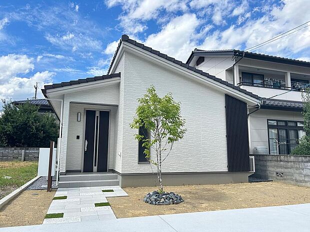 シンプルで飽きのこない外観♪明るく落ちついた印象のお家です。
