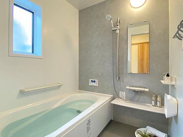 【浴室】窓付きのバスルームは採光もあり明るく気持ちのいい空間です。