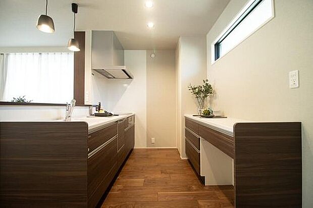 No.4 キッチンは対面型でリビングにいる家族ともコミュニケーションが取りやすいです。カウンターで手元が見えないので、生活感も隠しやすく、家電カウンターですっきり使えます。