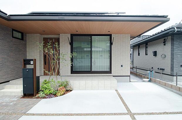 No.23 深い軒が玄関とテラスをつなぎ重厚感ある外観を作ります。
駐車場から軒下へそのまま荷物の出し入れができるので雨の日や大きな荷物も便利です。