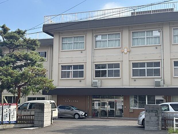 郡山市立第三中学校まで徒歩20分(1600m)「健康:強く正しい生徒」「自主:志を立て根気強い生徒」「創造:よく考え真剣に学習する生徒」を教育目標に掲げ、指導を行っています。