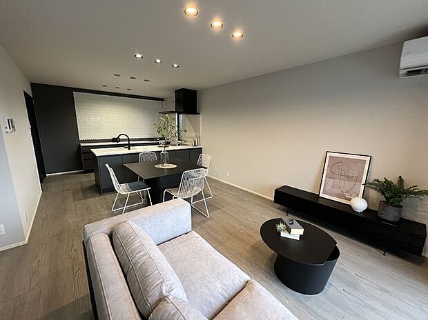 ゆったりとくつろげる、おしゃれな雰囲気が魅力のLDK。家族が自然と集まる心地よい空間です。