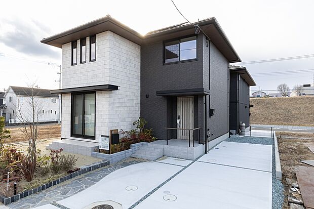 区画No.2　敷地面積193.64m2 　建物面積105.20m2 
駐車場3台可能です。