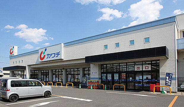 カワチ薬品まで徒歩13分～15分（約1,000ｍ～1,130ｍ）日用品や医薬品が揃いやすく、急な体調変化や消耗品の補充にも心強い存在になりそうですね。