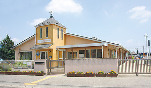 さつきが丘保育園
アットホームな雰囲気の中、ハイキング、山のぼり、毎月の行事など、子供たちがのびのびと元気に活動できる保育を行っています。