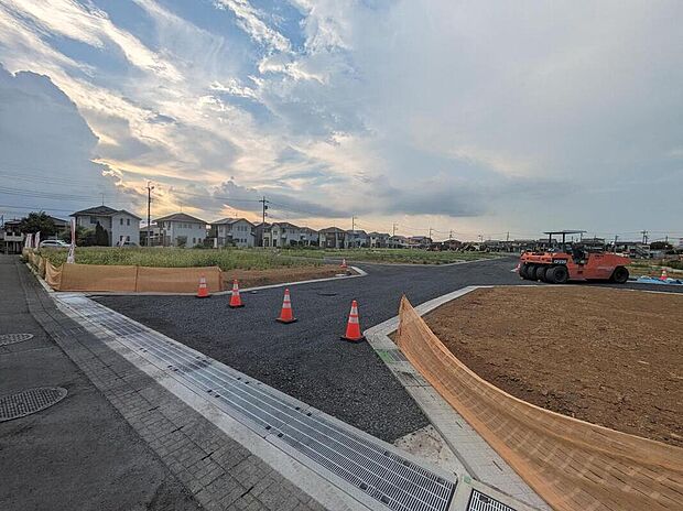 【前面道路含む現地写真】グリーンアベニュー雀宮分譲地内は6m~6.5m幅の道路で車のすれ違いもしやすく、高低差の少ない全51区画