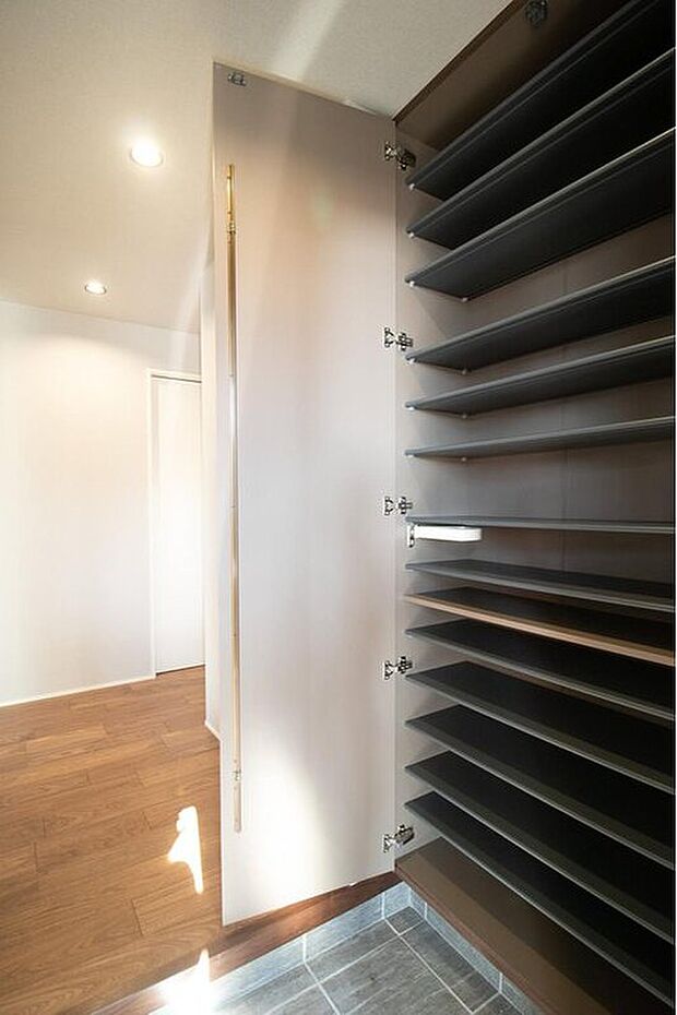 【玄関】No.4 玄関にはたっぷり靴が収納できるシューズクロークを設置。棚は可動式なので、ブーツなどにも対応できます!