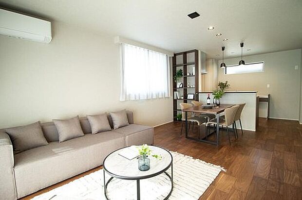 【リビング】No.4 グレージュの落ち着いたゆとりのLDK。キッチンからリビングまで視線が通るので家族のコミュニケーション育みます。