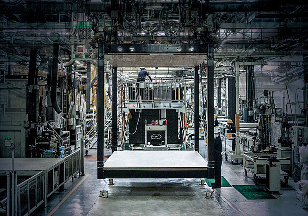 【トヨタホームの特徴／安定・高品質「工場生産」トヨタクオリティ】住まい全体の約85%を自社工場内で生産するトヨタホーム。自動車づくりを通じて培ってきたシステム化された生産工程や、250項目におよぶ検査体制により品質を管理しています。工場内で造りこむため、天候の影響を受けることもありません