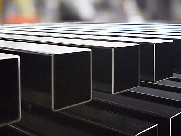 【トヨタホームの特徴／クルマづくりから生まれた防錆技術】クルマづくりから生まれた防錆技術「カチオン電着塗装」を採用。塗料の入った電着槽に鉄骨を丸ごと浸し、鉄骨の裏側や、細かい部分にも、すみずみまでムラなくサビ止めを施しています。