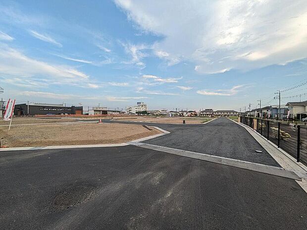 【前面道路含む現地写真】高低差のないので建物配置や駐車場計画もしやすい区画が揃っています。ご要望に合わせて区画のご提案をいたします。