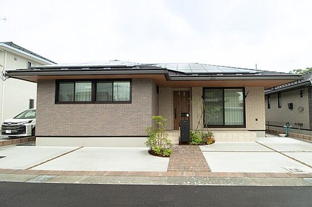 【前面道路含む現地写真】No.23 タイル張りの質感が温かみのある外観。大屋根の深い軒が邸宅感ある雰囲気です。駐車スペースも3台分確保!