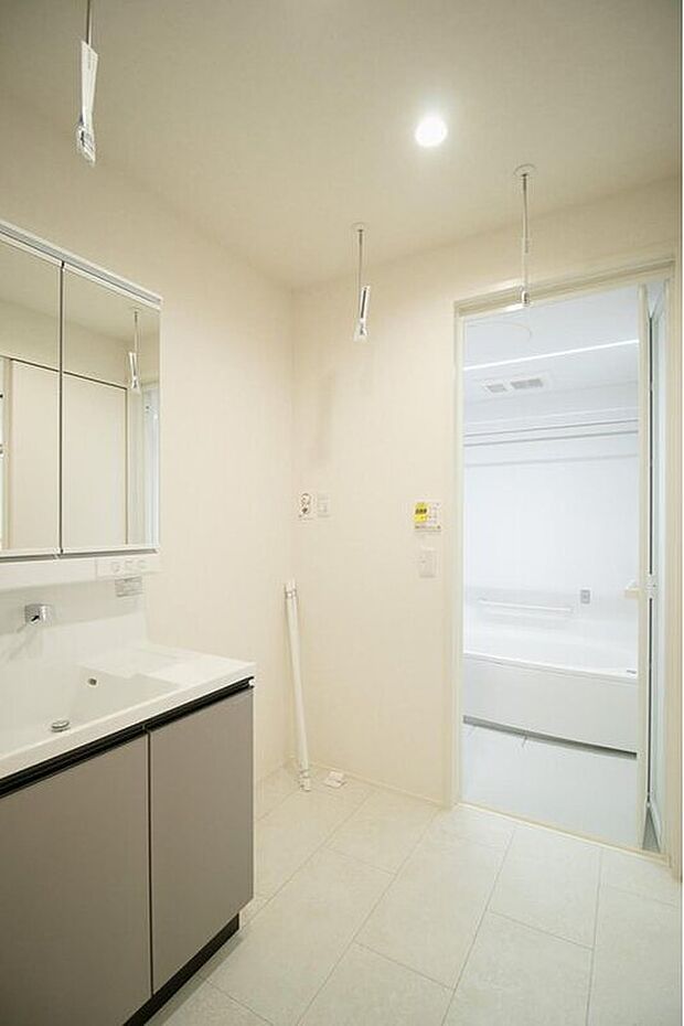 【浴室】No.23 部屋干しもできる脱衣スぺースは、キッチンにもダイレクトに行き来できるので、移動負担も軽減し、家事が効率よくできます。お風呂は水切れが良くお手入れのしやすいユニットバスを採用。