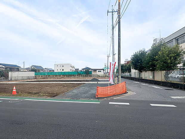 【No.2】分譲地の道路を挟んだ南側には、五代小学校があり徒歩1分の距離。お子様の通学も安心です。