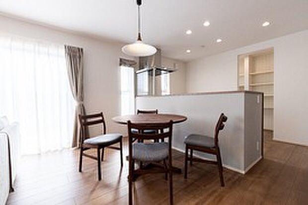 【リビングダイニング】（No.9）人気の対面キッチンは小さいお子様から目を離さずにお料理できるので安心です。