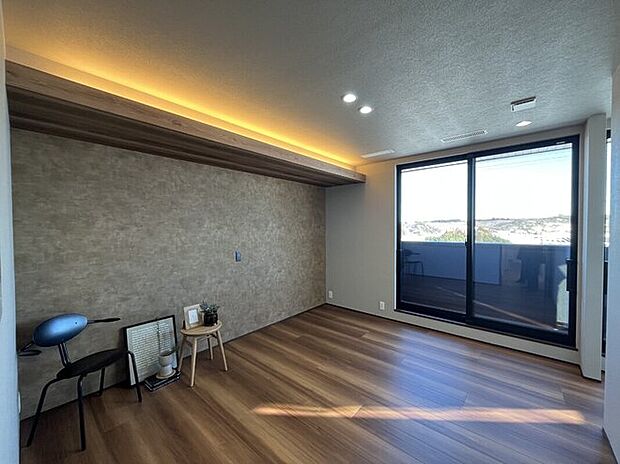 【洋室】2階の洋室は見晴らしが良く、開放的な景色を楽しめる心地よい空間です。