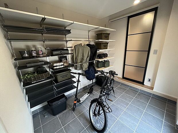 【シューズインクローゼット】ロングブーツやトレッキング靴もすっぽり収まる玄関収納。靴はもちろんベビーカーやお子さんの遊び道具なども置いていただけます。